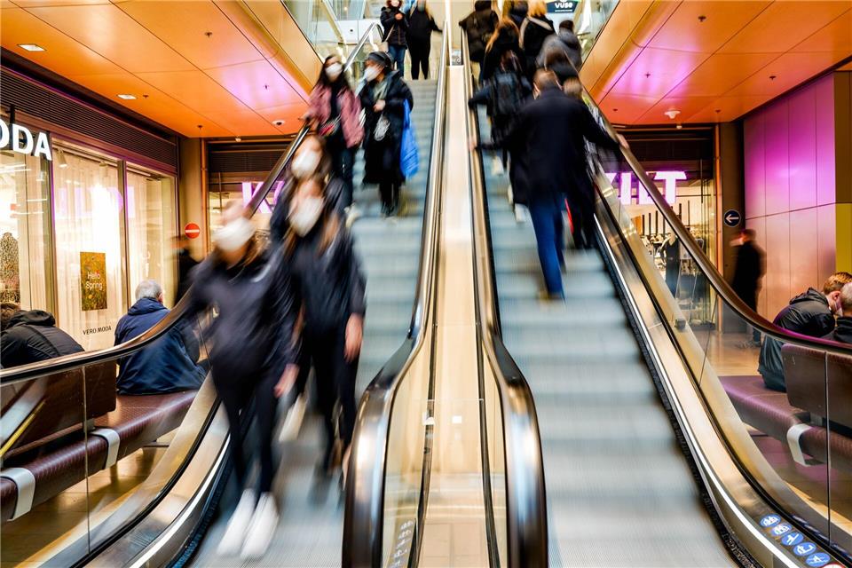 Ermittlern zufolge können Rolltreppen beim „Upskirting“ zu Tatorten werden. (Symbolbild)Axel Heimken/dpa