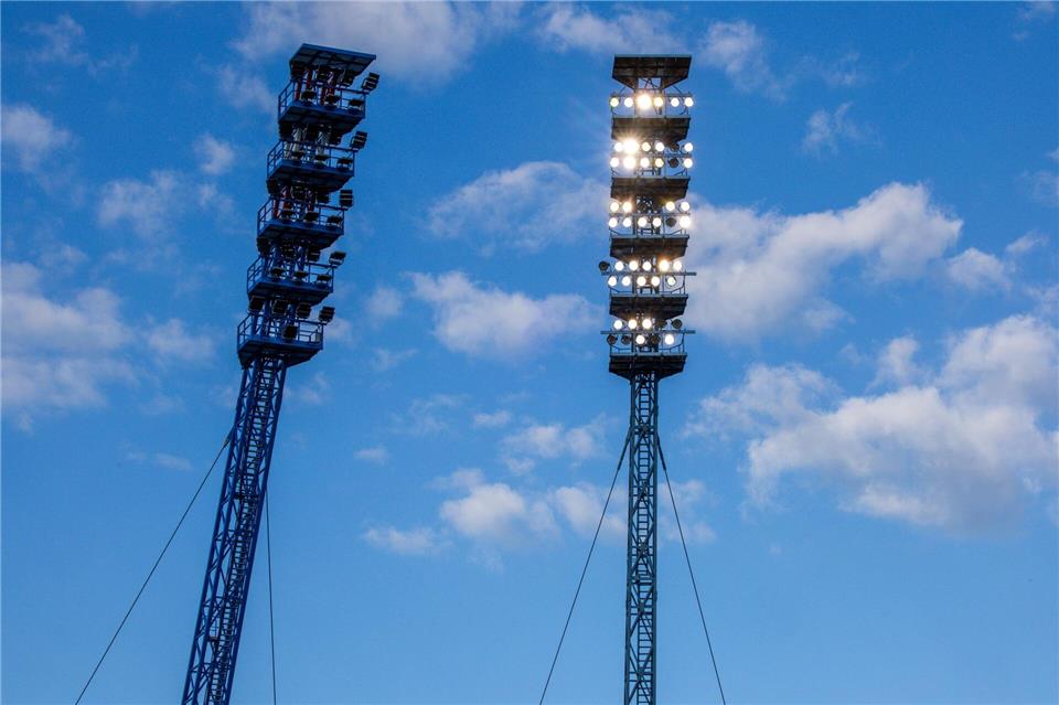 Ermittlungen der Polizei wegen des Pyro-Unfalls im September 2025 bei der Verabschiedung der Flutlichtmasten am Ostseestadion sind beendet. (Archivbild) Jens Büttner/dpa