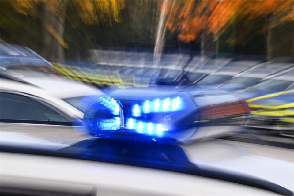 Ermittlungen der Polizei zufolge war kein anderes Fahrzeug an dem Unfall beteiligt. (Symbolbild)Jens Kalaene/dpa