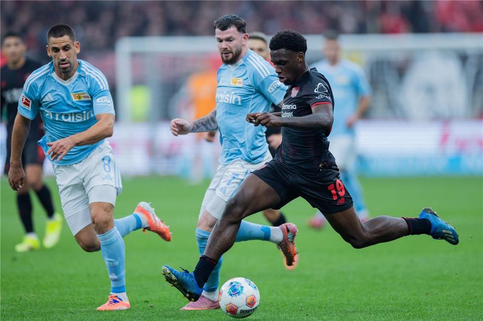 Ernest Poku (r) sorgte für das 1:0 gegen Union Berlin. Rolf Vennenbernd/dpa