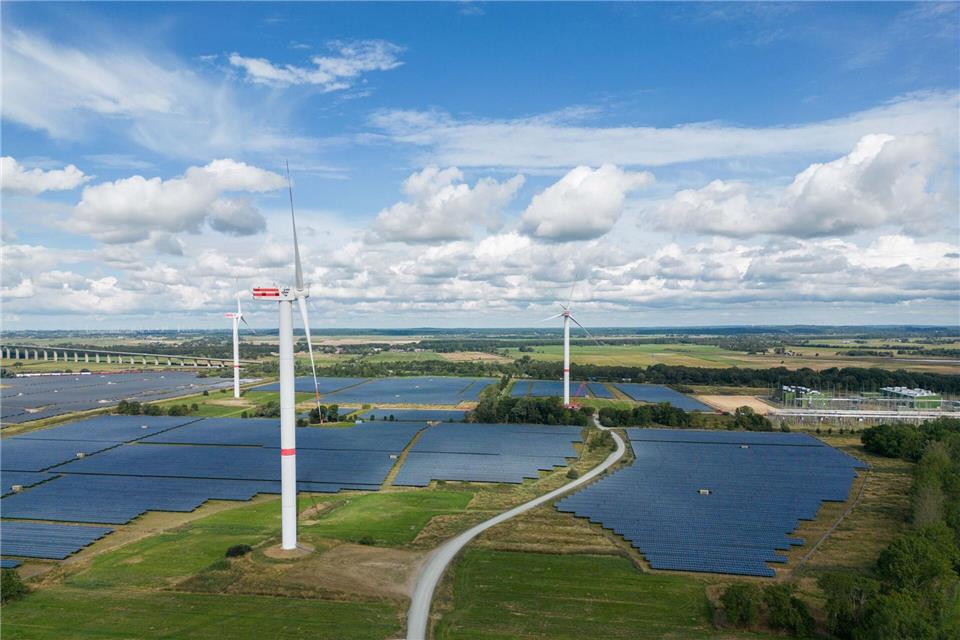 Erneuerbare Energie ist das Rückgrat der Energieversorgung in Schleswig-Holstein und ein Treiber der wirtschaftlichen Entwicklung an der Westküste. (Archivbild) Daniel Reinhardt/dpa