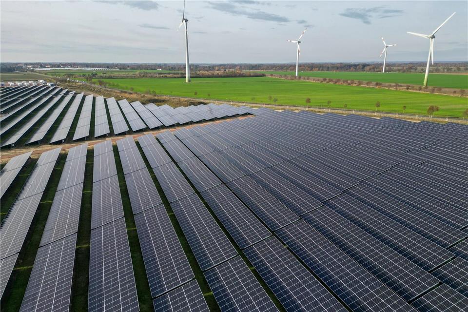 Erneuerbare Energien haben im ersten Halbjahr 58 Prozent des Stromverbrauchs gedeckt - ein Rekord. (Symbolbild)Jan Woitas/dpa