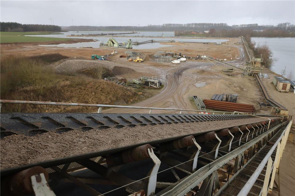 Erneut beschäftigt sich das NRW-Oberverwaltungsgericht mit dem Kiesabbau am Niederrhein. (Archivbild)Oliver Berg/dpa