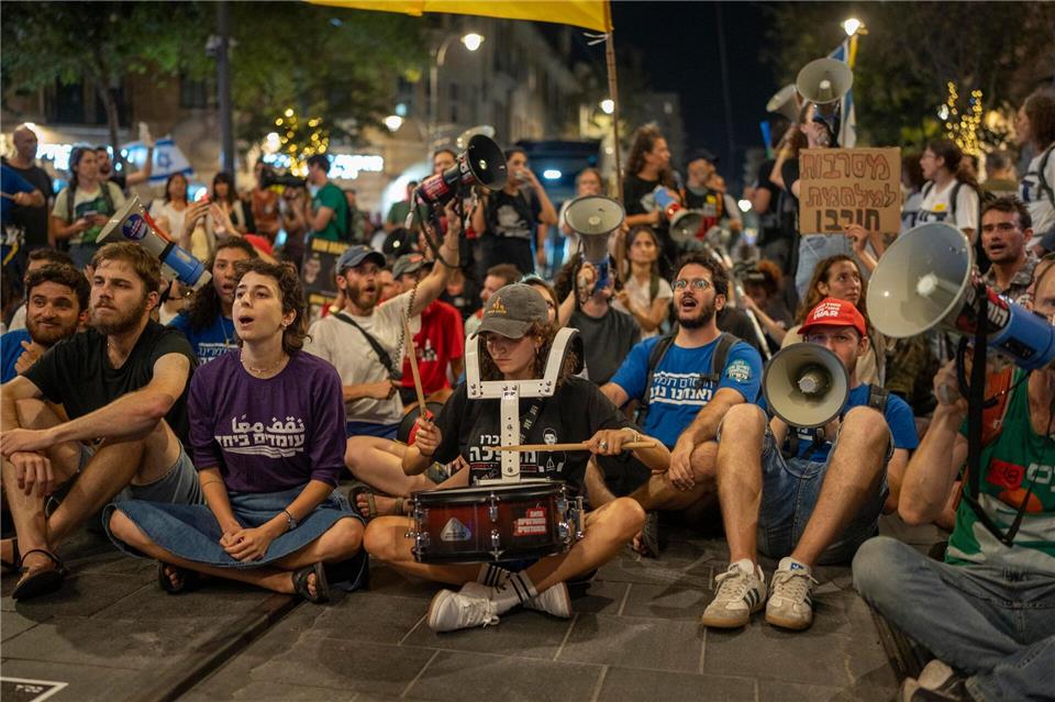 Erneut fordern Demonstranten in Israel von ihrer Regierung ein Abkommen zur Beendigung des Krieges.  Ilia Yefimovich/dpa
