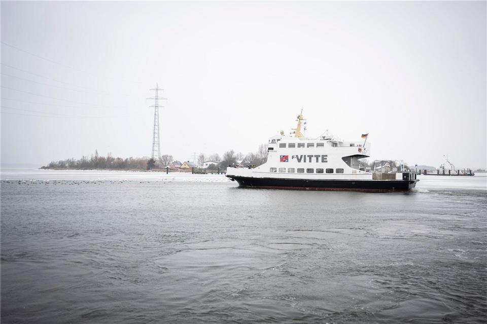 Erneut hält Niedrigwasser den Fährverkehr zwischen Rügen und Hiddensee auf. (Archivbild)Philip Dulian/dpa