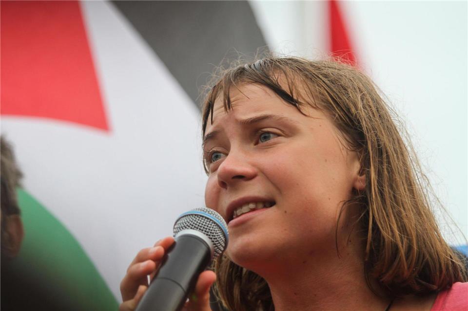 Erneut ist Greta Thunberg an Bord eines der Schiffe der Flotte. (Archivbild)Hasan Mrad/ZUMA Press Wire/dpa