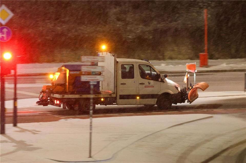 Erneut ist die Stadtreinigung mit Hunderten Mitarbeiterinnen und Mitarbeitern im Winterdienst im Einsatz. (Archivbild)Bodo Marks/dpa