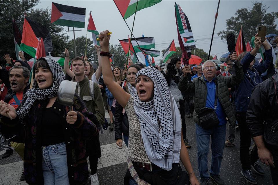 Erneut kam es zu Protesten.Adrián Irago/EUROPA PRESS/dpa