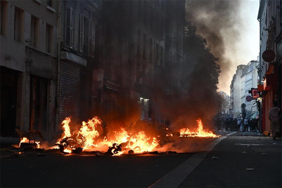 Erneut kommt es in Paris zu Zusammenstößen zwischen Randalierern und der Polizei.Emma Da Silva/AP/dpa