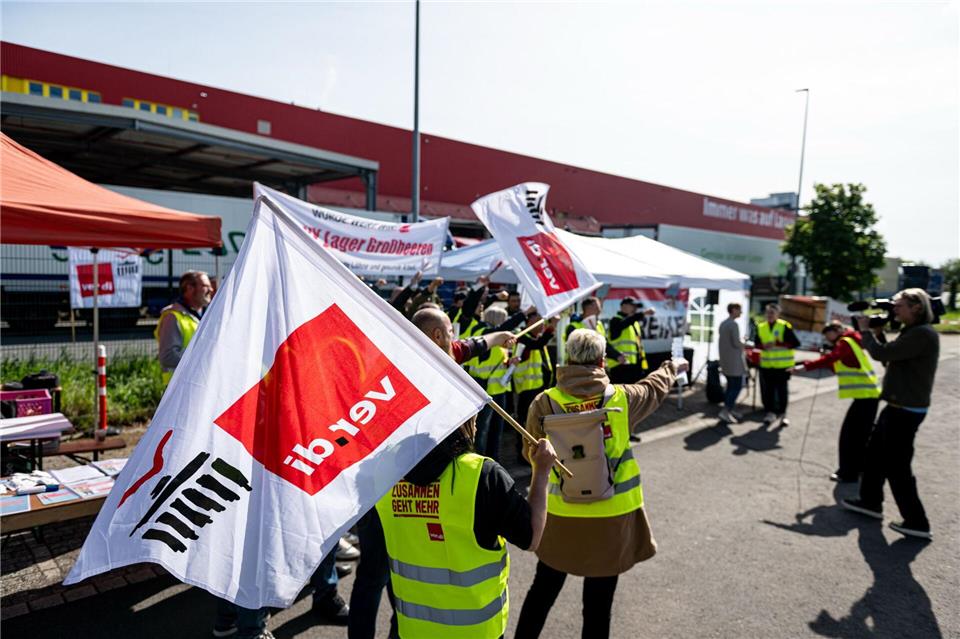 Erneut ruft Verdi zum Warnstreik im Handel in Berlin und Brandenburg auf. (Archivbild)Fabian Sommer/dpa