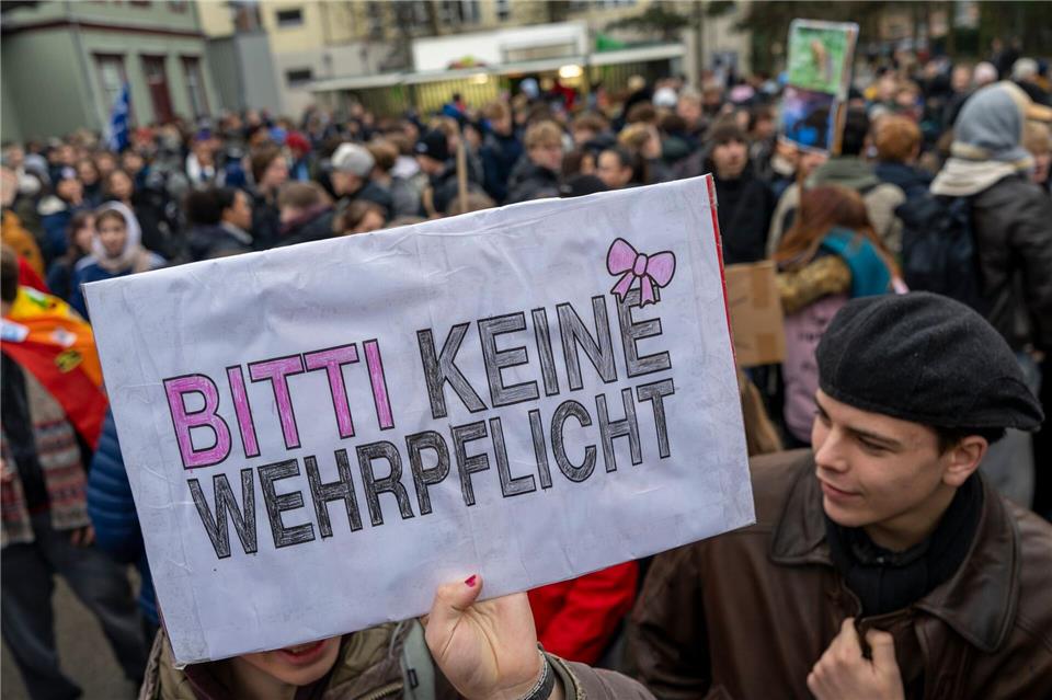 Erneut soll es von vielen Städten Schulstreiks gegen den neuen Wehrdienst geben. (Archivbild) Peter Kneffel/dpa