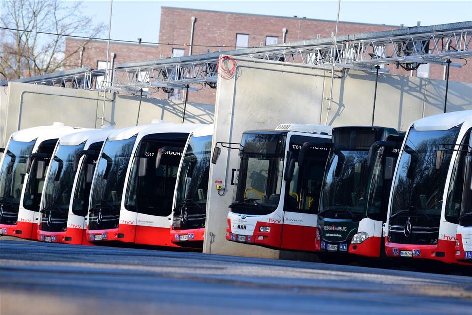 Erneut sollen Busse und U-Bahnen Bahnen in Hamburg wegen eines Warnstreiks im Depot bleiben. (Archivbild) Daniel Bockwoldt/dpa