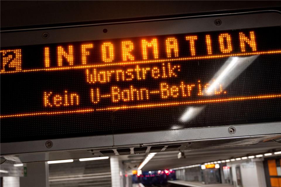 Erneut sollen am Donnerstag Busse und U-Bahnen Bahnen in Hamburg wegen eines Warnstreiks im Depot bleiben. (Archivbild) Daniel Bockwoldt/dpa