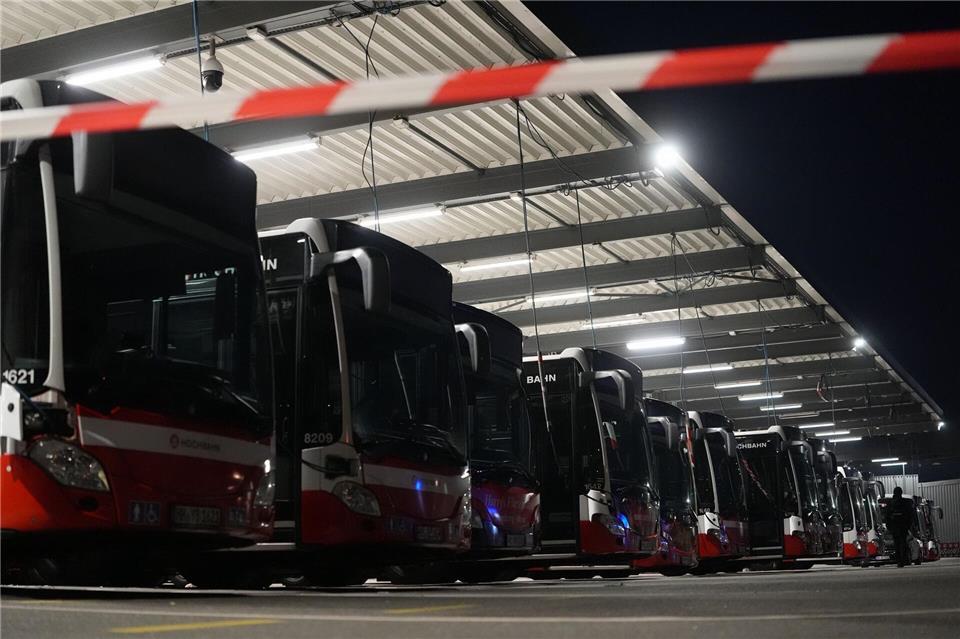 Erneut sollen am Donnerstag Busse und U-Bahnen Bahnen in Hamburg wegen eines Warnstreiks im Depot bleiben. Marcus Brandt/dpa