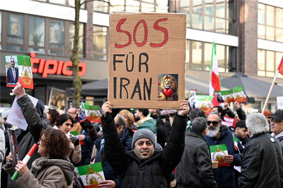 Erneut werden in Düsseldorf zahlreiche Menschen für Freiheit im Iran demonstrieren. (Archivbild)Roberto Pfeil/dpa
