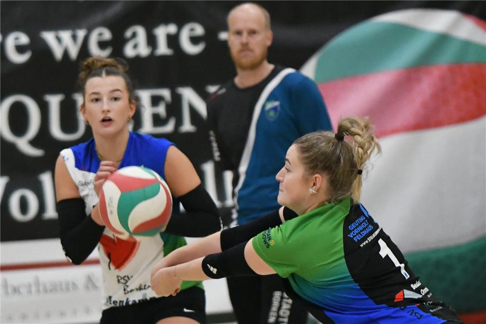 Erneut „wertvollste Borkener Spielerin“: Theresa Naßmacher (rechts Marie Lintfert). Im Hintergrund beobachtet Borkens Trainer Niels Ringenaldus die Szene.