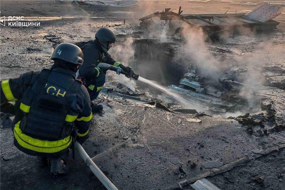 Erneut wird Kiew in der Nacht mit Raketen beschossen. Ukrainian Emergency Service via AP/dpa