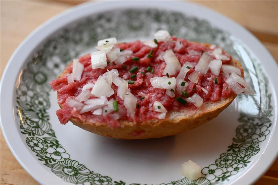 Erneuter Rückruf von Zwiebelmettwurst bei Penny. (Symbolbild)Roberto Pfeil/dpa