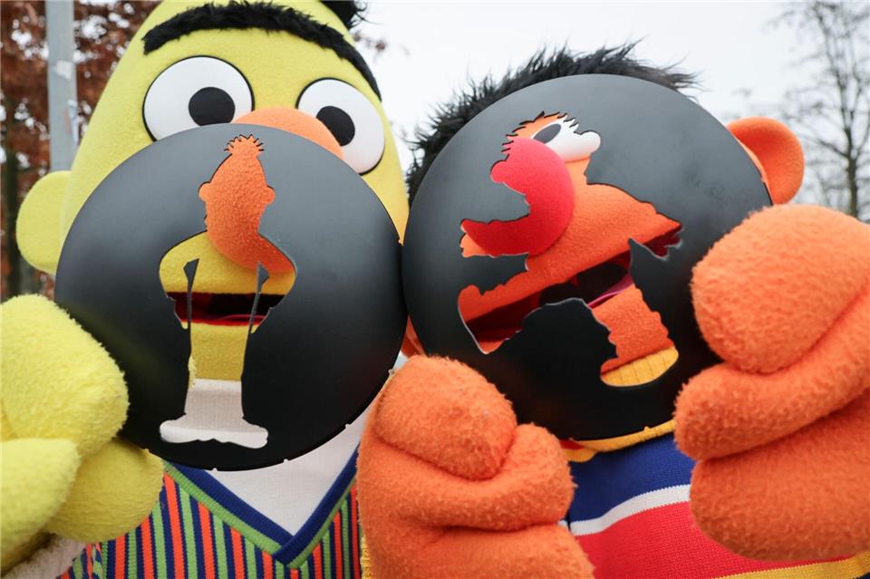 Ernie und Bert regeln jetzt in Hamburg an zwei Stellen den Verkehr. Die Figuren aus der Sesamstraße schlüpfen in die Rolle von Ampelmännchen. Christian Charisius/dpa