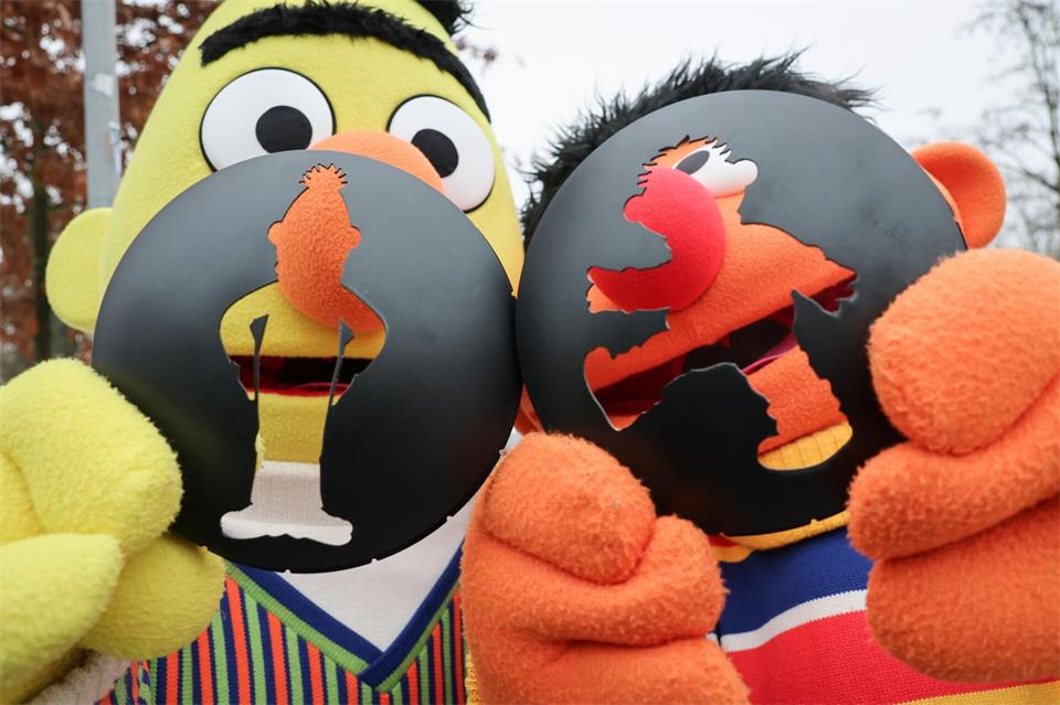 Ernie und Bert sind selbst gekommen, um in Hamburg ihre Ampel einzuweihen. (Archivbild)Christian Charisius/dpa