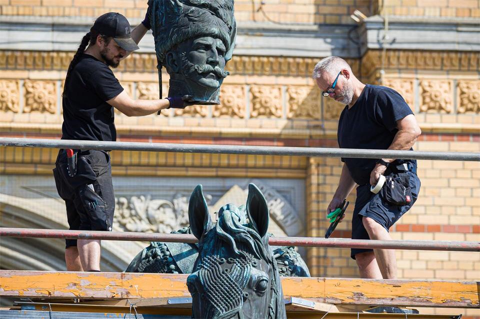 Ernst August hat seinen Kopf wieder. Moritz Frankenberg/dpa