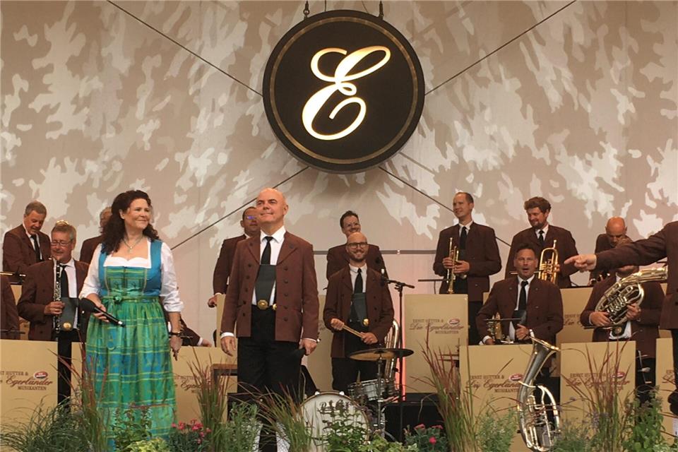 Ernst Hutter und seine Egerländer Musikanten sorgten im ausverkauften Innenhof des Schlosses für Beifallsstürme des Publikums.