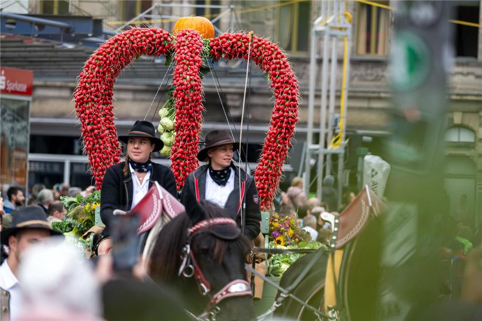 Erntedank ist ein Fest voller Traditionen - dazu gehört auch der Erntedankfestzug in Fürth, wo eine Erntekrone aus Radieschen gefertigt wurde. (Archivbild)Pia Bayer/dpa