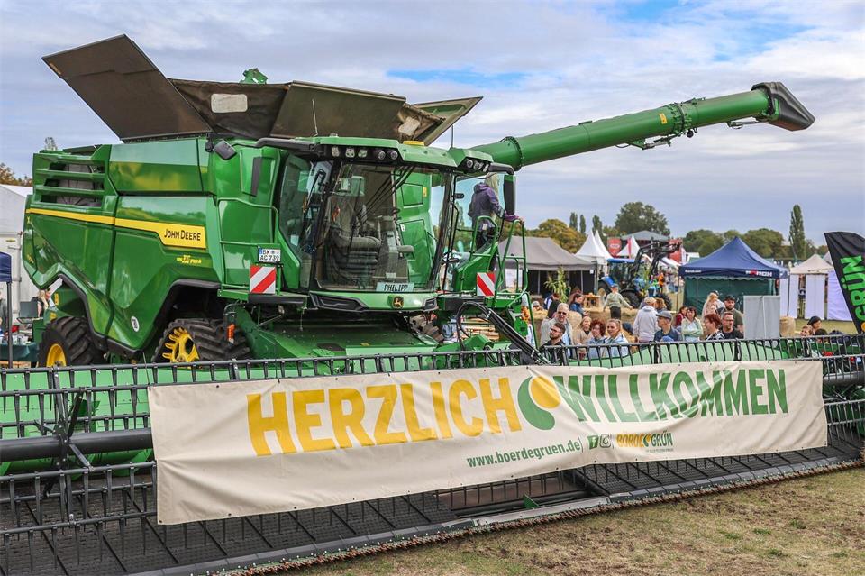 Erntemaschinen der neuesten Generation haben beim Landeserntedankfest ihren Platz neben historischer Landtechnik.Peter Gercke/dpa