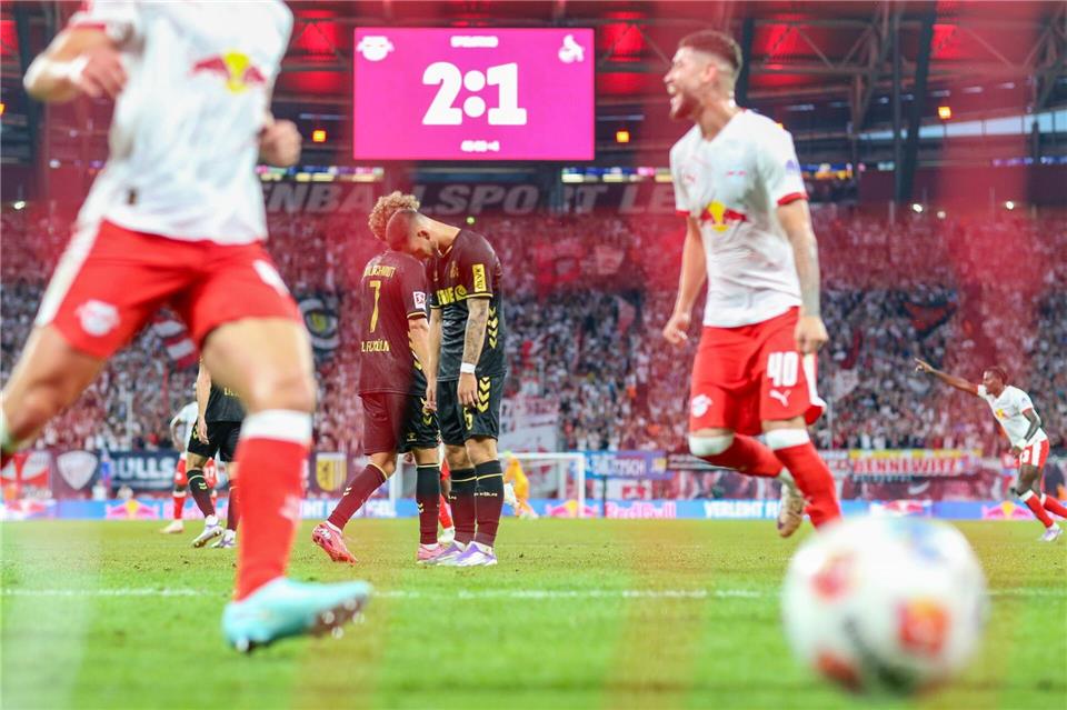 Viel Lärm um ruhende Bälle: Köln kassiert erste Niederlage Ernüchterung bei den Kölnern nach dem 1:3 in der Nachspielzeit der ersten Hälfte.Jan Woitas/dpa