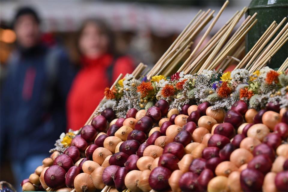 Eröffnet wird der Zwiebelmarkt am 9. Oktober von der frisch gekrönten Zwiebelmarktkönigin. (Archivbild)Martin Schutt/dpa