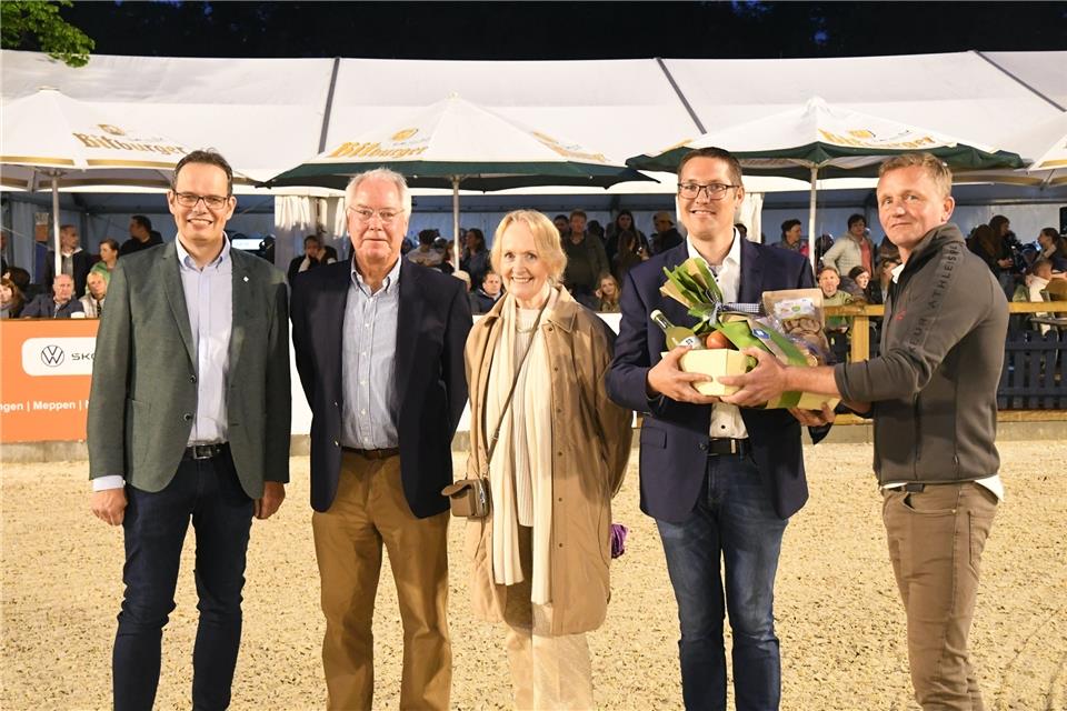 Eröffnung der Reit-Arena am Pfingstsonntagabend (von links): Andreas Grotendorst, Geschäftsführer Westfalen e. V., Vorsitzender Thomas Willing, Bürgermeisterin Mechtild Schulze Hessing, Geschäftsführer Henning Schulte-Geldermann und Anlagenbauer Björn Bernds.