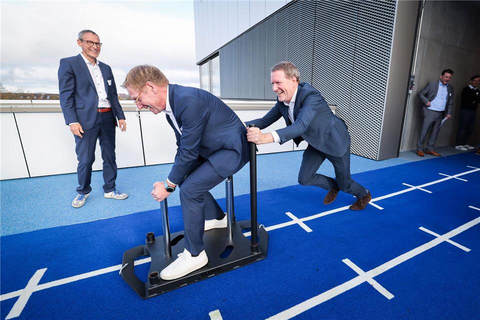 Eröffnung des Athleticum: Götz Welsch (r), ärztlicher Leiter der Klinik und Leitender Mannschaftsarzt beim Hamburger SV, schiebt Christian Gerloff, Ärztlicher Direktor und Vorstandsvorsitzender Universitätsklinikum Hamburg-Eppendorf (UKE). Christian Charisius/dpa