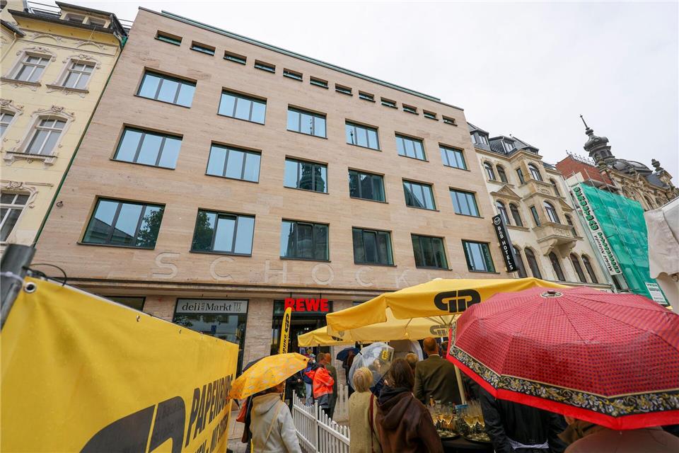 Millionen-Sanierung: Neues Leben im Schocken-Kaufhaus Eröffnungsfeier im Regen: Mit zahlreichen geladenen Gästen wird das sanierte Schocken-Kaufhaus in der Zwickauer Innenstadt offiziell eröffnet. Jan Woitas/dpa