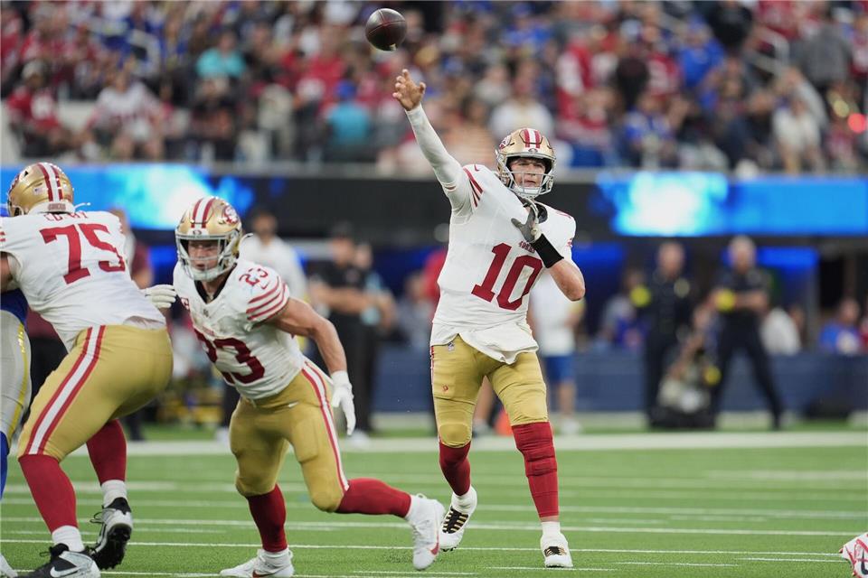 Ersatz-Quarterback Mac Jones führte die 49ers mit einer starken Leistung an.Marcio Jose Sanchez/AP/dpa
