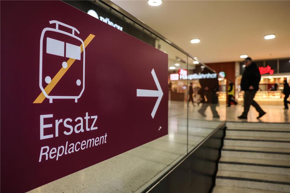 Ersatzbusse sollen teilweise im Zehn-Minuten-Takt fahren - trotzdem werden Reisende deutlich länger unterwegs sein als mit dem Zug.Oliver Berg/dpa