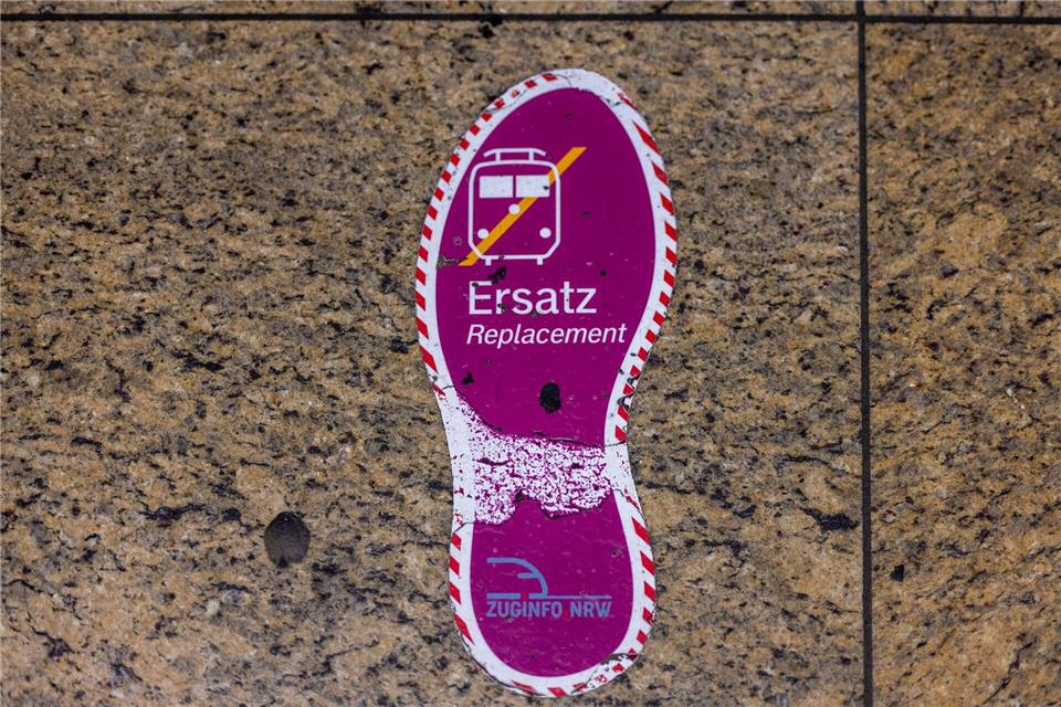 Ersatzbusse sollen teilweise im Zehn-Minuten-Takt fahren - trotzdem werden Reisende deutlich länger unterwegs sein als per Zug. (Archivbild)Thomas Banneyer/dpa