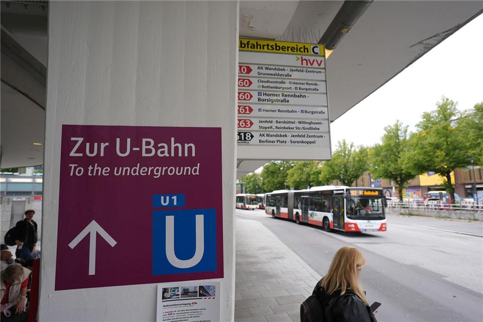 Ersatzbusse verkehren im gesperrten Bereich von den U-Bahn-Haltestellen aus. (Archivbild)Marcus Brandt/dpa