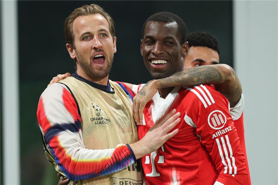 Ersatzspieler Harry Kane (l) bejubelt mit seinem Stellvertreter Nicolas Jackson dessen Tor zum 4:0.Jan Woitas/dpa