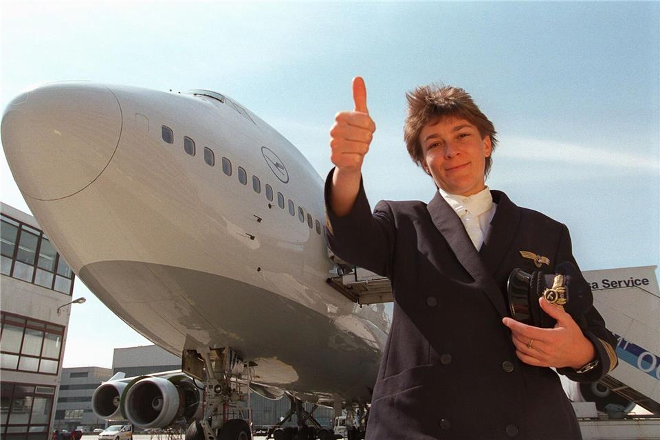 Erst 1986 kam die erste Frau in die Pilotenausbildung der Lufthansa. (Archivbild)Arne Dedert/dpa