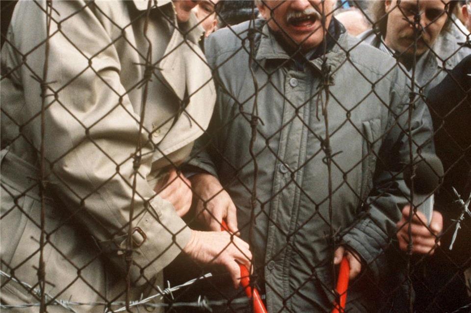 Erst 1989 fällt der sogenannte Eiserne Vorhang zwischen der Tschechoslowakei und Deutschland. Bundesaußenminister Hans-Dietrich Genscher und sein tschechischer Amtskollege Jiri Dienstbier durchschneiden am 23.12.1989 in Rozvadov den Stacheldraht. (Archivbild)picture alliance / dpa