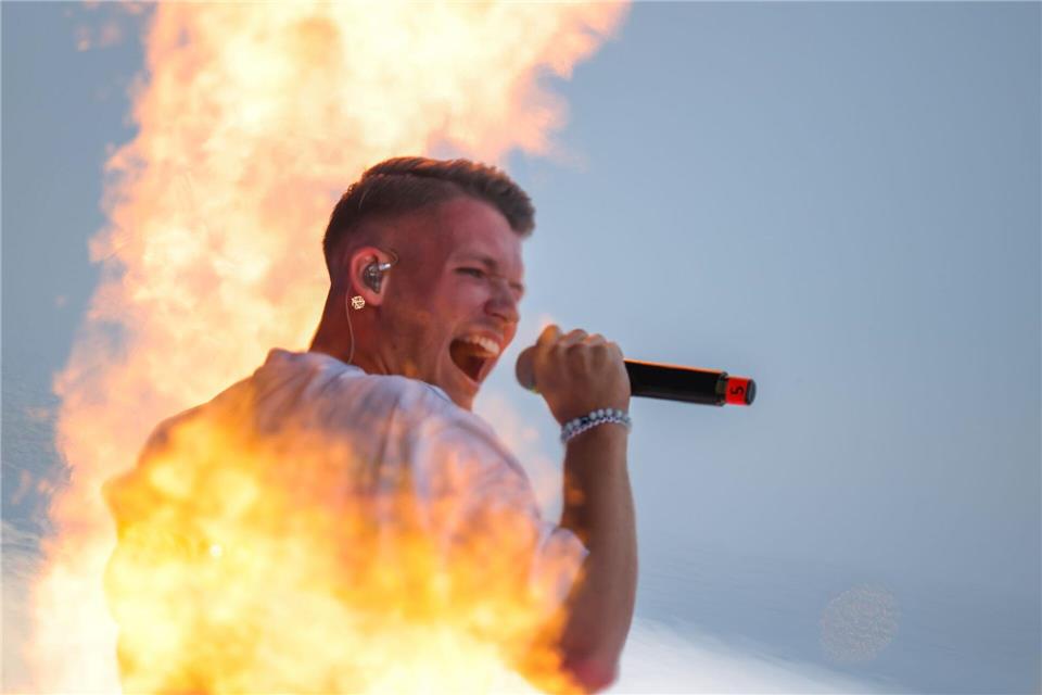 Erst Feuer, jetzt Eis: Julian Sommer zieht es im Winter auch auf die Skipiste. (Archivbild)Christoph Reichwein/dpa