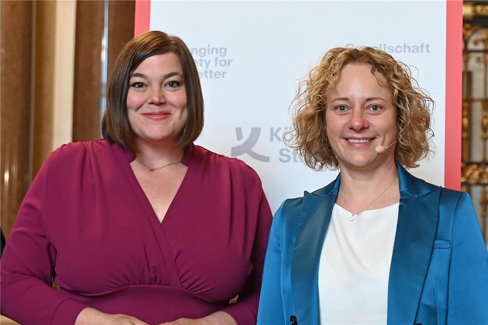 Erst Hackerin und nun Preisträgerin eines der höchstdotierten Wissenschaftspreise der Welt: Informatikerin Stephanie Wehner (r). Hier an der Seite von Hamburgs Wissenschaftssenatorin Katharina Fegebank (Grüne).David Hammersen/dpa