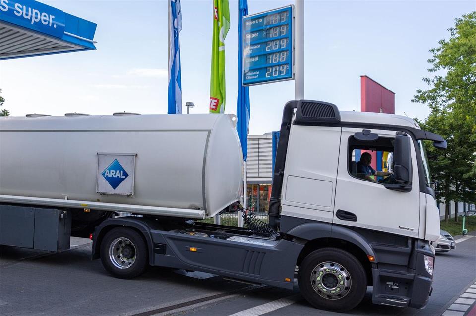 Erst Sprit, der am Donnerstag nach Mitternacht aus Tanklagern oder Raffinerien auf die Reise zur Tankstelle gegangen ist, profitiert von der Steuersenkung. Hannes P. Albert/dpa