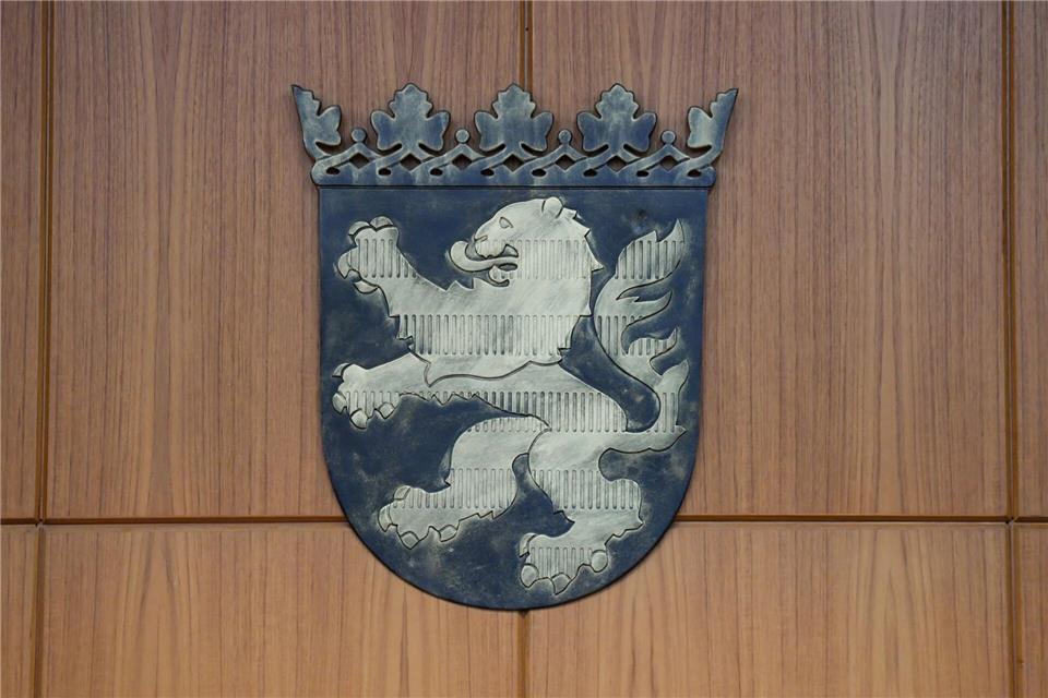 Frau mit heißem Öl übergossen - Angeklagter schweigt Erst an einem der kommenden Termine will sich der Angeklagte äußern. (Symbolbild)Arne Dedert/dpa