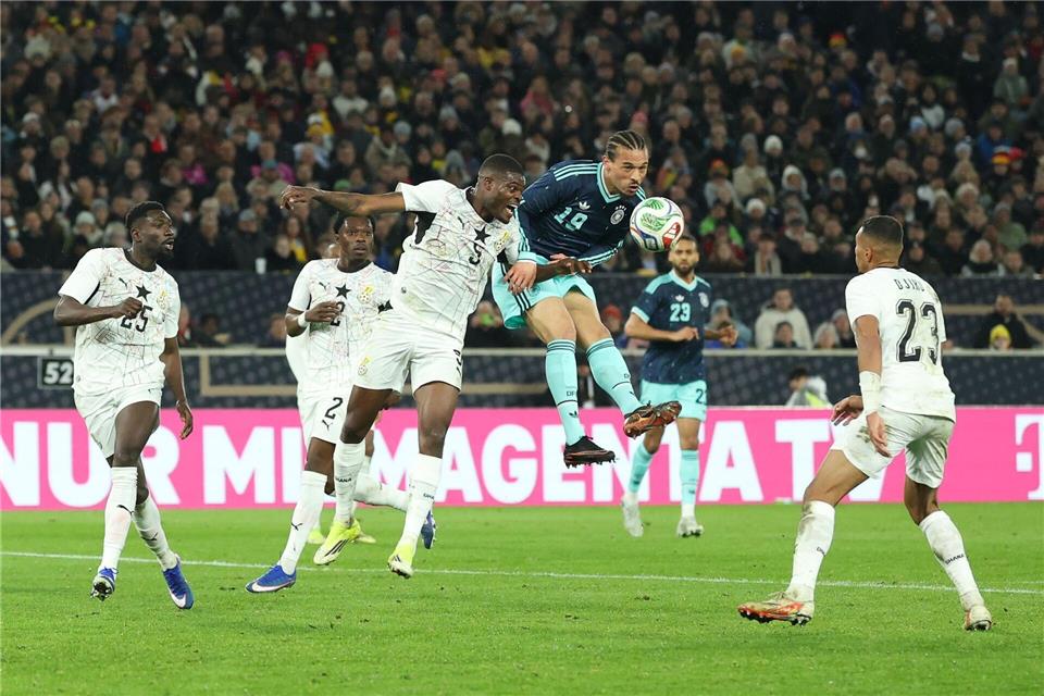 Erst ausgepfiffen, dann Vorlagengeber mit dem Kopf beim Siegtor: Leroy Sané.Christian Charisius/dpa