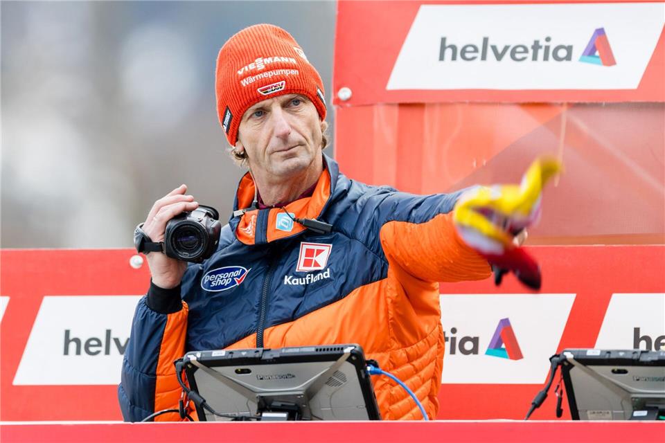 Erst ausschlafen, dann springen: Heinz Kuttin scherzt bei der Tournee-Zukunft. (Archivbild)Philipp Schmidli/KEYSTONE/dpa