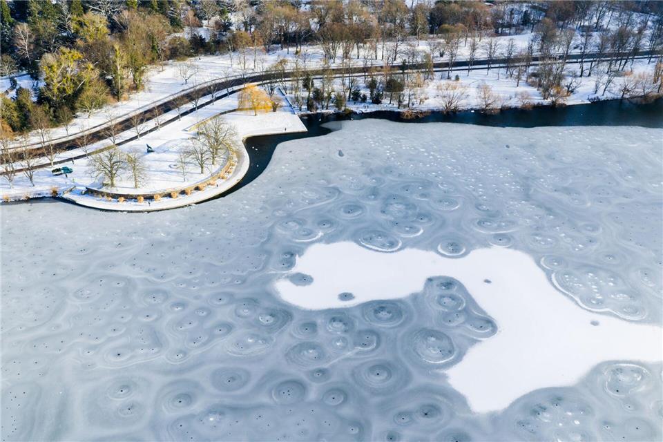 Erst bei einer Eisschicht von mindestens 13 Zentimetern ist der Maschsee ausreichend tragfähig. Julian Stratenschulte/dpa