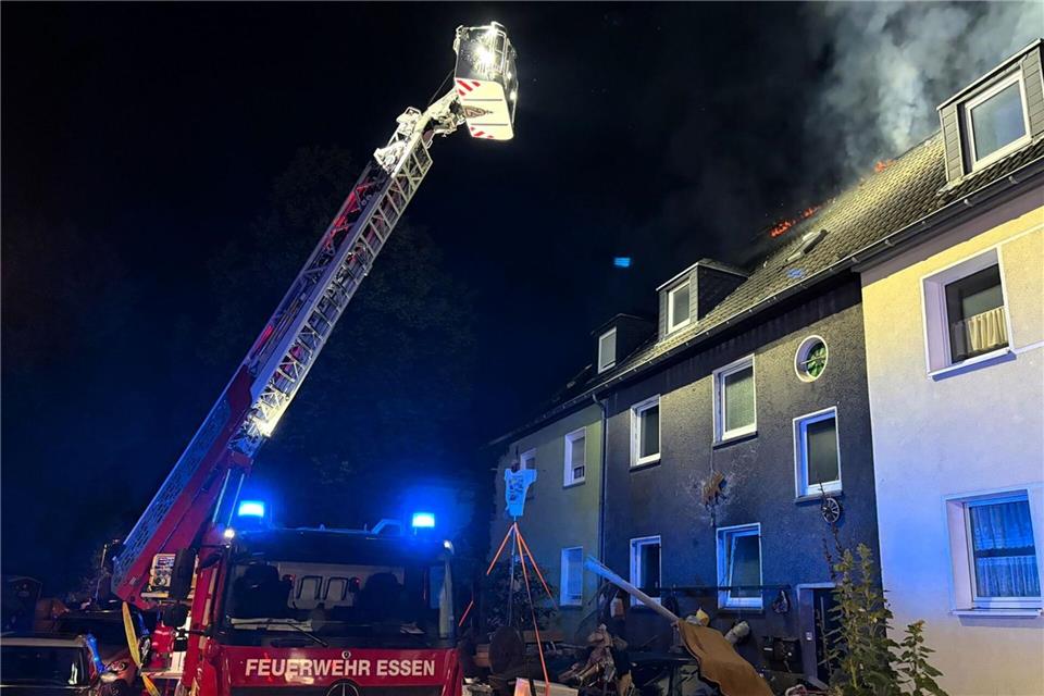 Erst brannte Unrat im Hinterhof, dann breitete sich das Feuer auf den Dachstuhl aus. Feuerwehr Essen/dpa