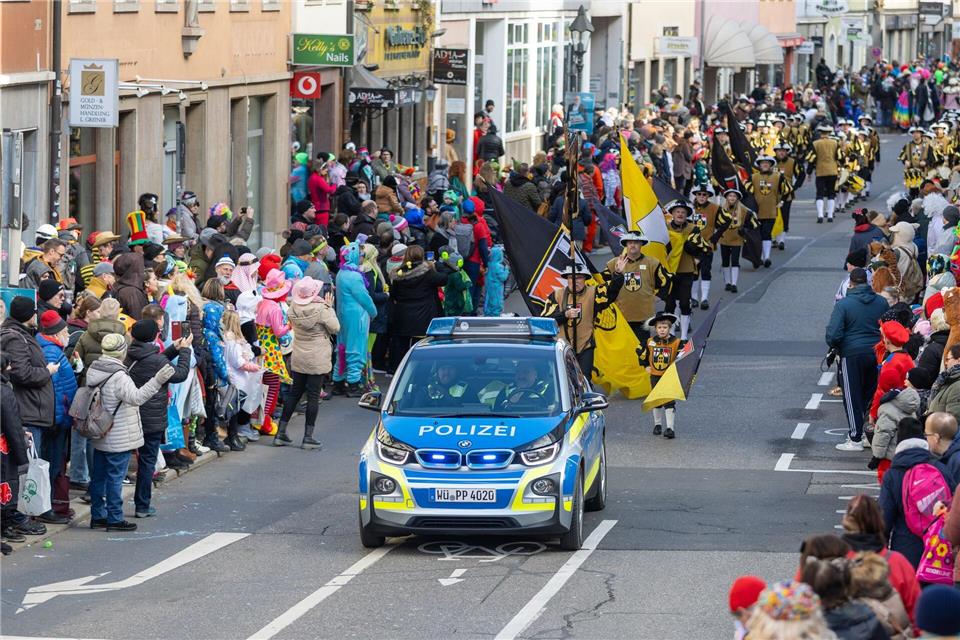 Erst das Polizeifahrzeug - dann die Närrinnen und Narren.Julien Becker/dpa