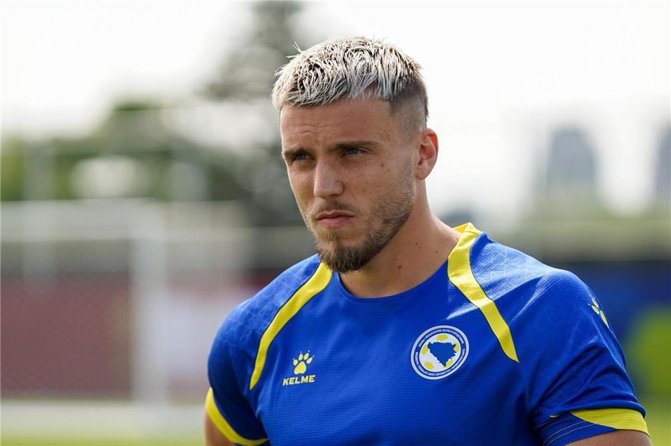 Erst die Hitze bei der WM im Trikot von Bosnien-Herzegowina und jetzt im Trainingslager des VfB Stuttgart: Stürmer Demirović „hasst“ sehr hohe Temperaturen. (Archivbild)Leonardo Ramirez/eyepix via ZUMA Press Wire/dpa
